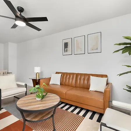 Stylish Queen Getaway In Camp North End