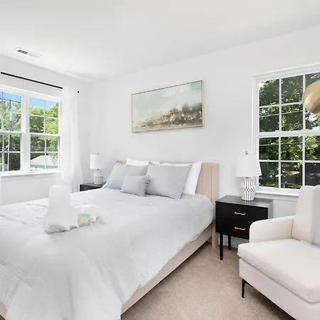 Stylish Queen Getaway In Camp North End Holiday home Charlotte