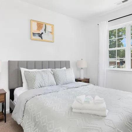 Holiday home Stylish Queen Getaway In Camp North End Charlotte