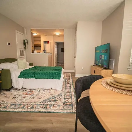 Stylish & Cozy Retreat With Backyard & Parking Holiday home *