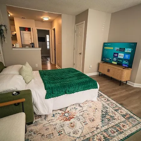 Stylish & Cozy Retreat With Backyard & Parking Charlotte