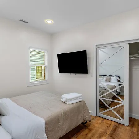 Stylish 4br Haven: Serene Backyard And Fire Pit *