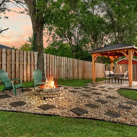 Holiday home Stylish 4br Haven: Serene Backyard And Fire Pit Charlotte