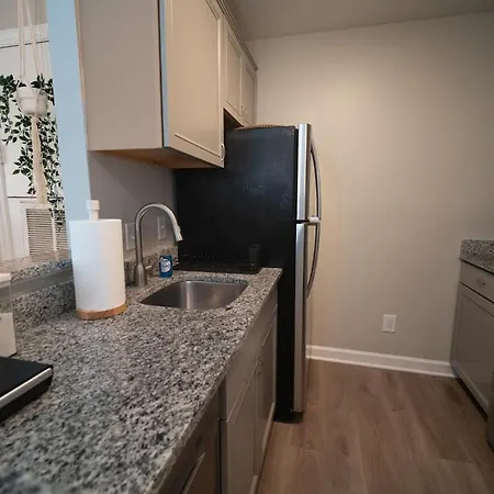 Holiday home Stylish & Cozy Retreat With Backyard & Parking *