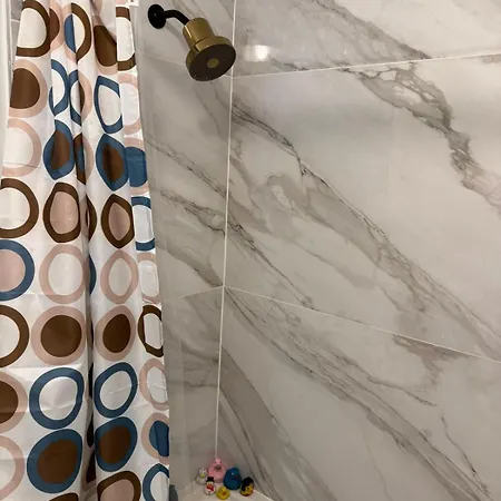 Holiday home 5br Near Uptown *