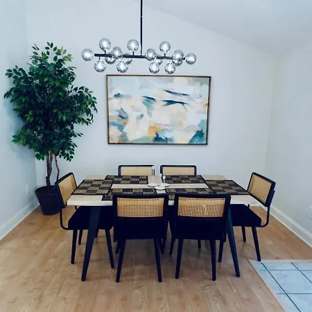 Spacious Dog-friendly Retreat Near Ballantyne Charlotte