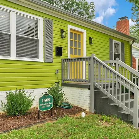 Holiday home Stylish 4br Haven: Serene Backyard And Fire Pit