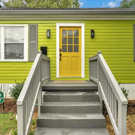 Stylish 4br Haven: Serene Backyard And Fire Pit