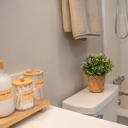 Stylish & Cozy Retreat With Backyard & Parking