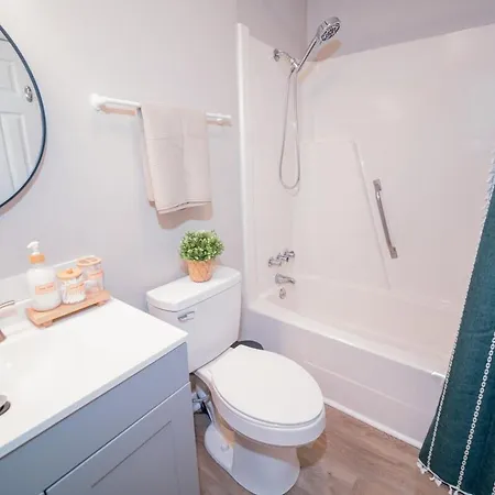 Stylish & Cozy Retreat With Backyard & Parking Charlotte