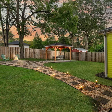 Holiday home Stylish 4br Haven: Serene Backyard And Fire Pit *