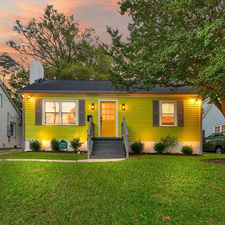 Holiday home Stylish 4br Haven: Serene Backyard And Fire Pit Charlotte