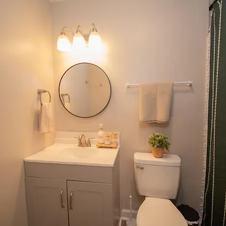 Holiday home Stylish & Cozy Retreat With Backyard & Parking Charlotte