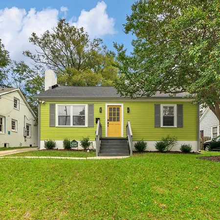 Stylish 4br Haven: Serene Backyard And Fire Pit Charlotte