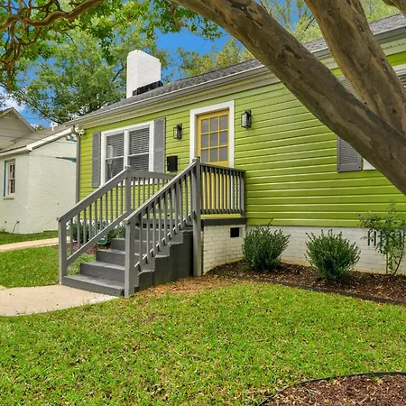 Stylish 4br Haven: Serene Backyard And Fire Pit *