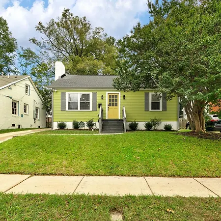 Stylish 4br Haven: Serene Backyard And Fire Pit Holiday home