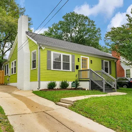 Holiday home Stylish 4br Haven: Serene Backyard And Fire Pit Charlotte