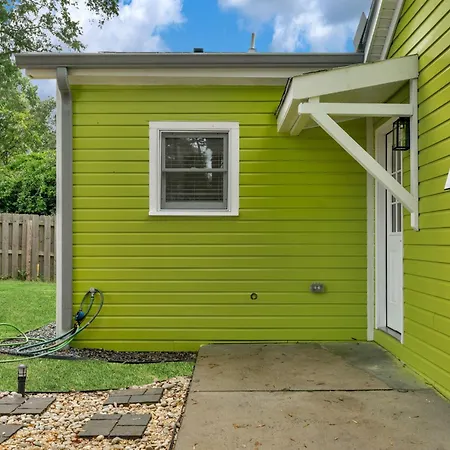 Stylish 4br Haven: Serene Backyard And Fire Pit Holiday home Charlotte