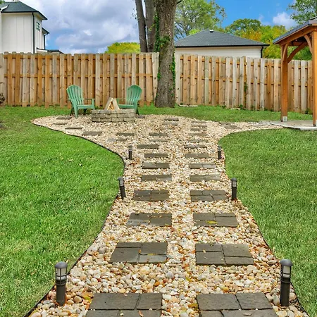 Stylish 4br Haven: Serene Backyard And Fire Pit *