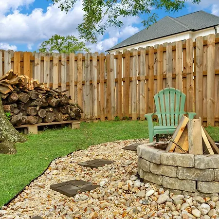 Stylish 4br Haven: Serene Backyard And Fire Pit Holiday home *
