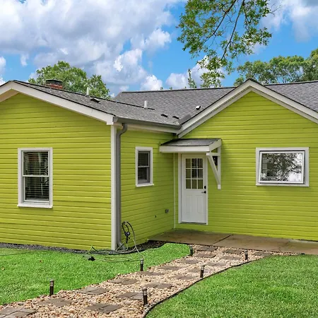 Stylish 4br Haven: Serene Backyard And Fire Pit