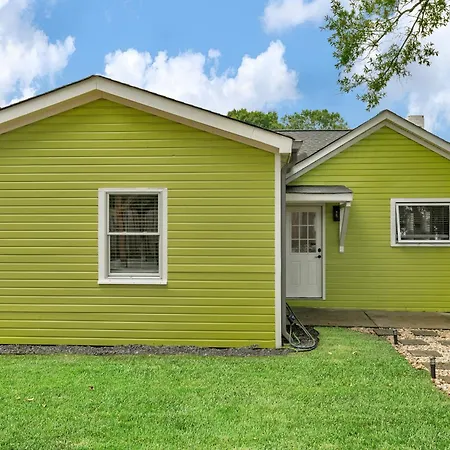 Stylish 4br Haven: Serene Backyard And Fire Pit Holiday home *