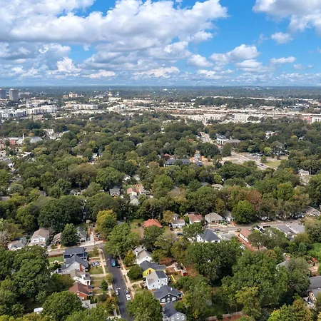 Stylish 4br Haven: Serene Backyard And Fire Pit * Charlotte