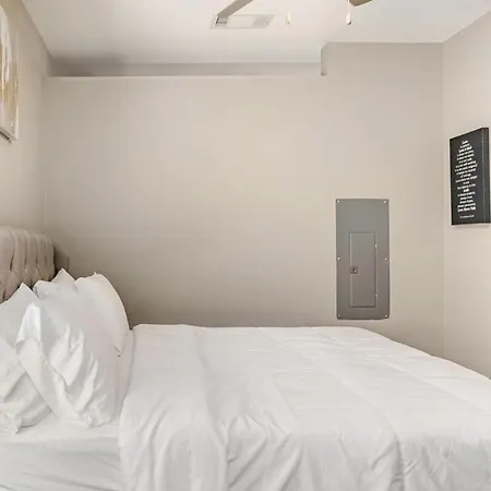 Cozy Uptown With Gym And Swimming Pool
