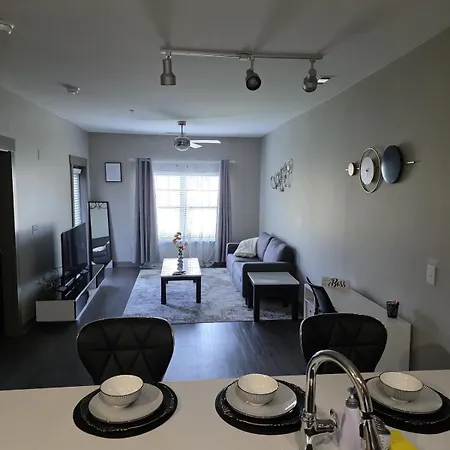 Apartment Gorgeous Uptown With Pool