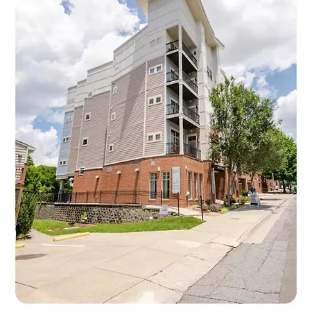 Gorgeous Uptown With Pool *