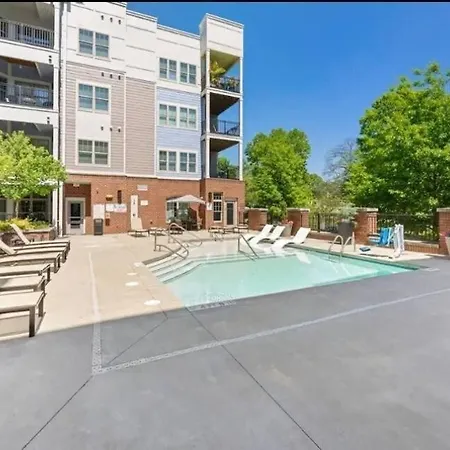 Cozy Uptown With Gym And Swimming Pool