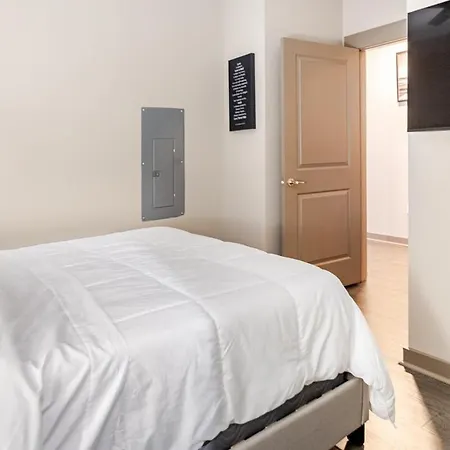 Cozy Uptown With Gym And Swimming Pool Apartment