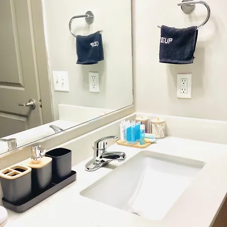 Cozy Uptown With Gym And Swimming Pool Apartment