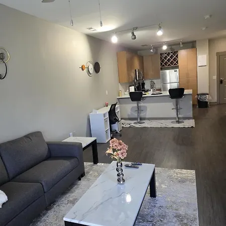 Apartment Gorgeous Uptown With Pool