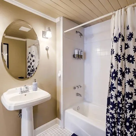 Stylish Noda Gem Hot Tub, Games And Walk To Dining Holiday home