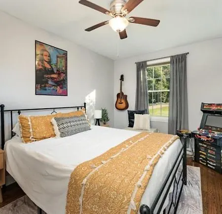 Cozy Camp North End 2br