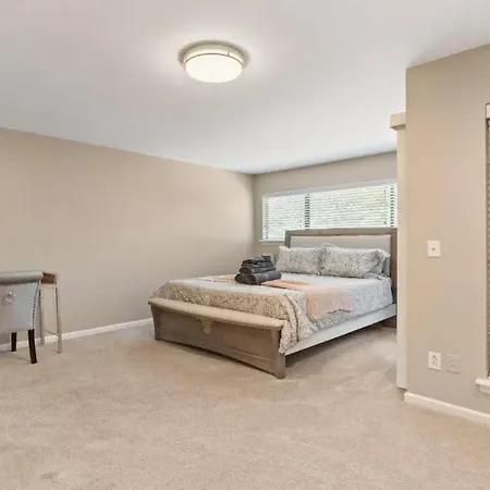 Gorgeous 2 Bedroom Near Carowinds - Patio - Pool *