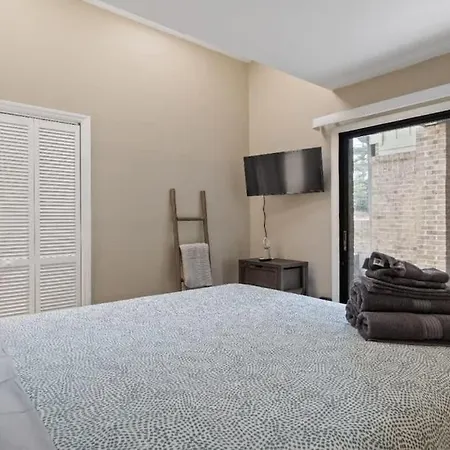 Gorgeous 2 Bedroom Near Carowinds - Patio - Pool *