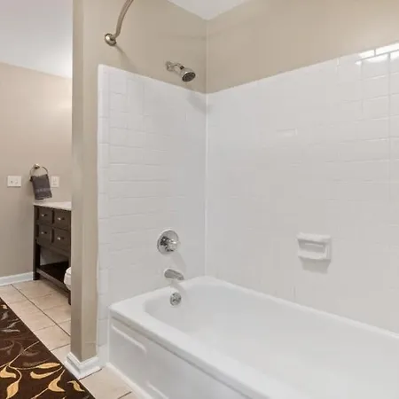Gorgeous 2 Bedroom Near Carowinds - Patio - Pool *