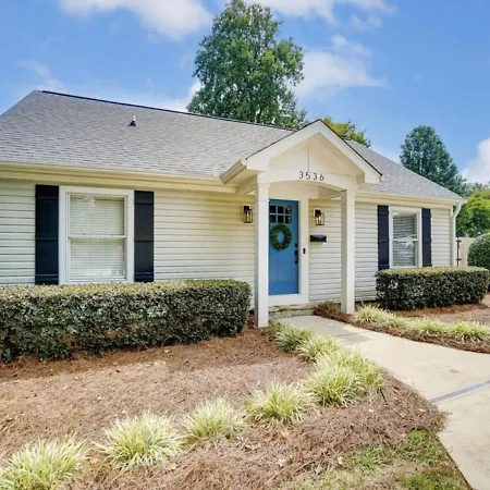 Stylish Noda Gem Hot Tub, Games And Walk To Dining Holiday home Charlotte