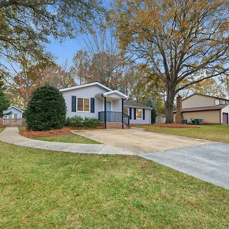 Holiday home Shadowlake: 4br House Charlotte