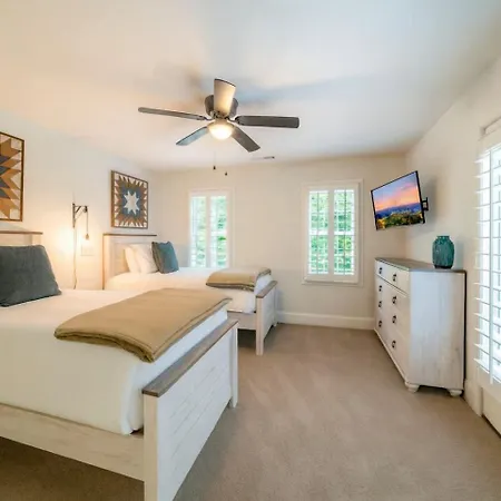 Impressive Luxurious With Pool And Game Space In Nc Holiday home *