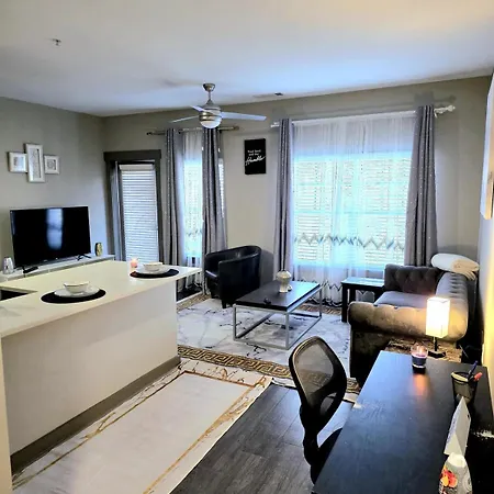 Apartment Skyline Serenity- Gym, Walk To Bars And Restaurants *