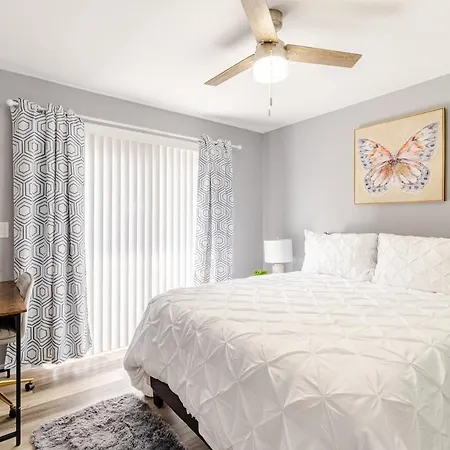 Spacious 2br 2ba Steps From Hospitals And Uptown Minimum 15 Days Or