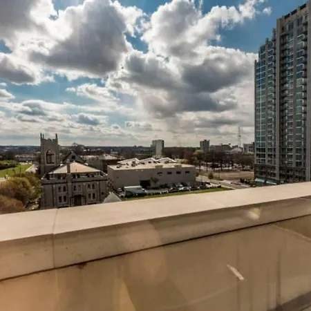 Skyline Vista Penthouse In The Queen Apartment