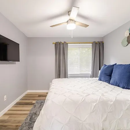 Spacious 2br 2ba Steps From Hospitals And Uptown Minimum 15 Days Or *