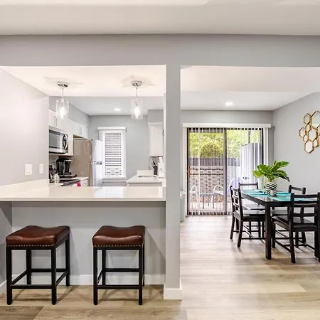 Spacious 2br 2ba Steps From Hospitals And Uptown Minimum 15 Days Or Charlotte