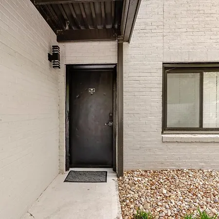 Spacious 2br 2ba Steps From Hospitals And Uptown Minimum 15 Days Or *