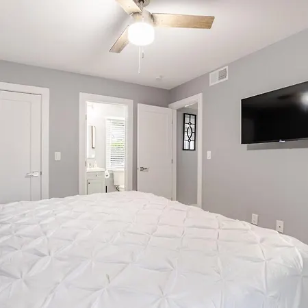 Spacious 2br 2ba Steps From Hospitals And Uptown Minimum 15 Days Or