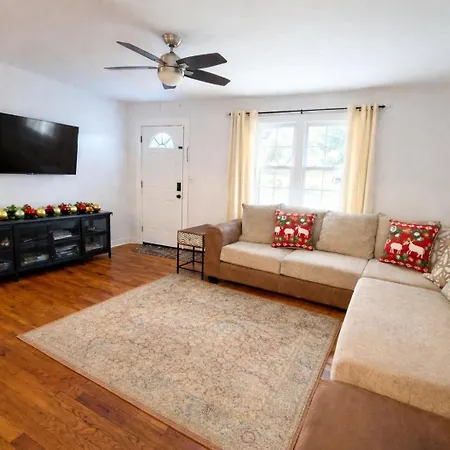 Charming 3 Bdrm In - 1 Mile To Uptown Holiday home